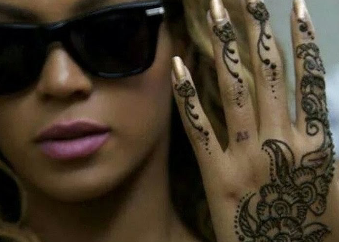 Beyoncé showing her henna designs