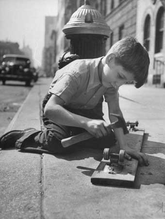 Making a skateboard in the 1950s: roller skates and a fruit crate board